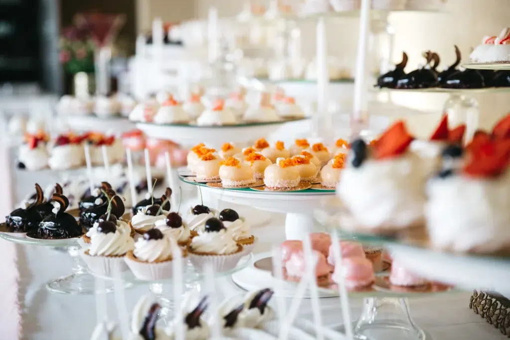 Buffet de desserts raffinés avec une variété de mignardises sucrées, parfait pour un service traiteur lors de réceptions ou d'événements