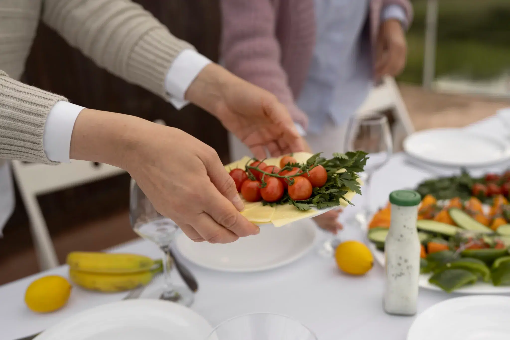 Amis d'age moyen passant un bon moment grâce à un traiteur pour repas à domicile