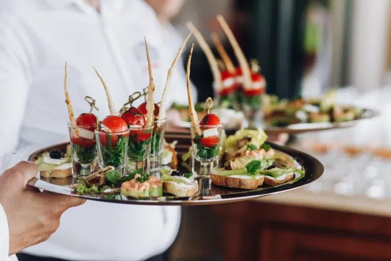 Un serveur garde un plateau avec des snacks