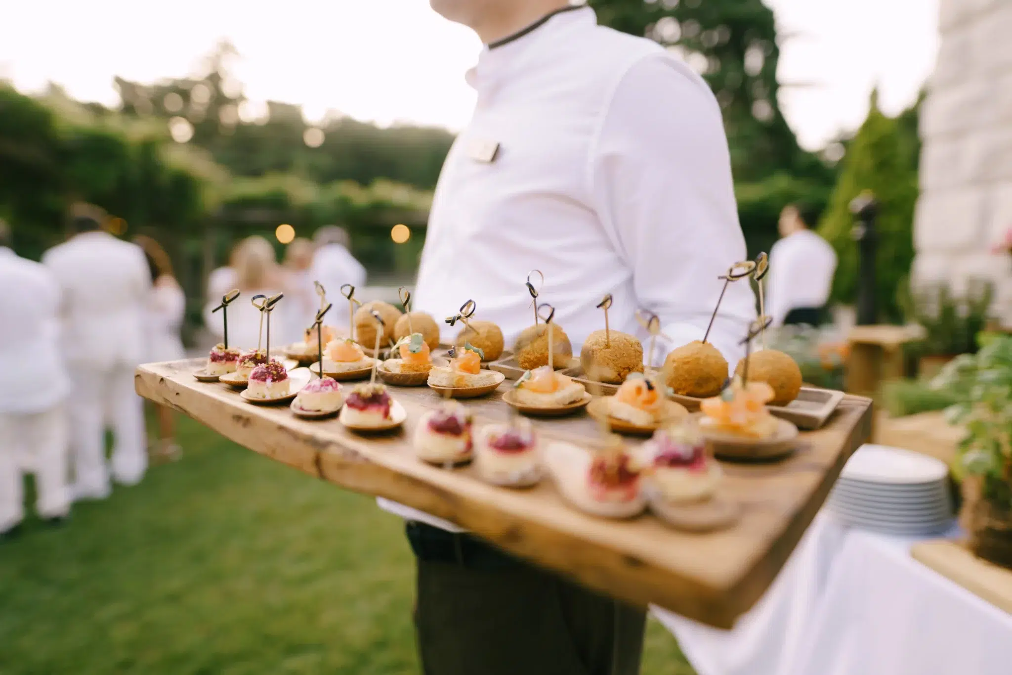 Service d’amuse-bouches par un traiteur lors d'un mariage